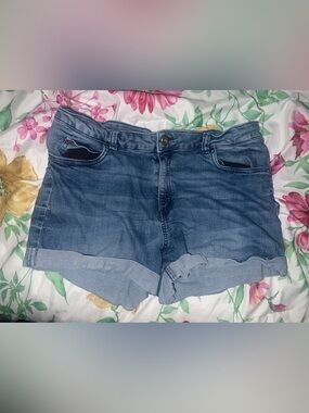 SOPHIA Women's Mid-Blue Rolled-Hem Denim Shorts
